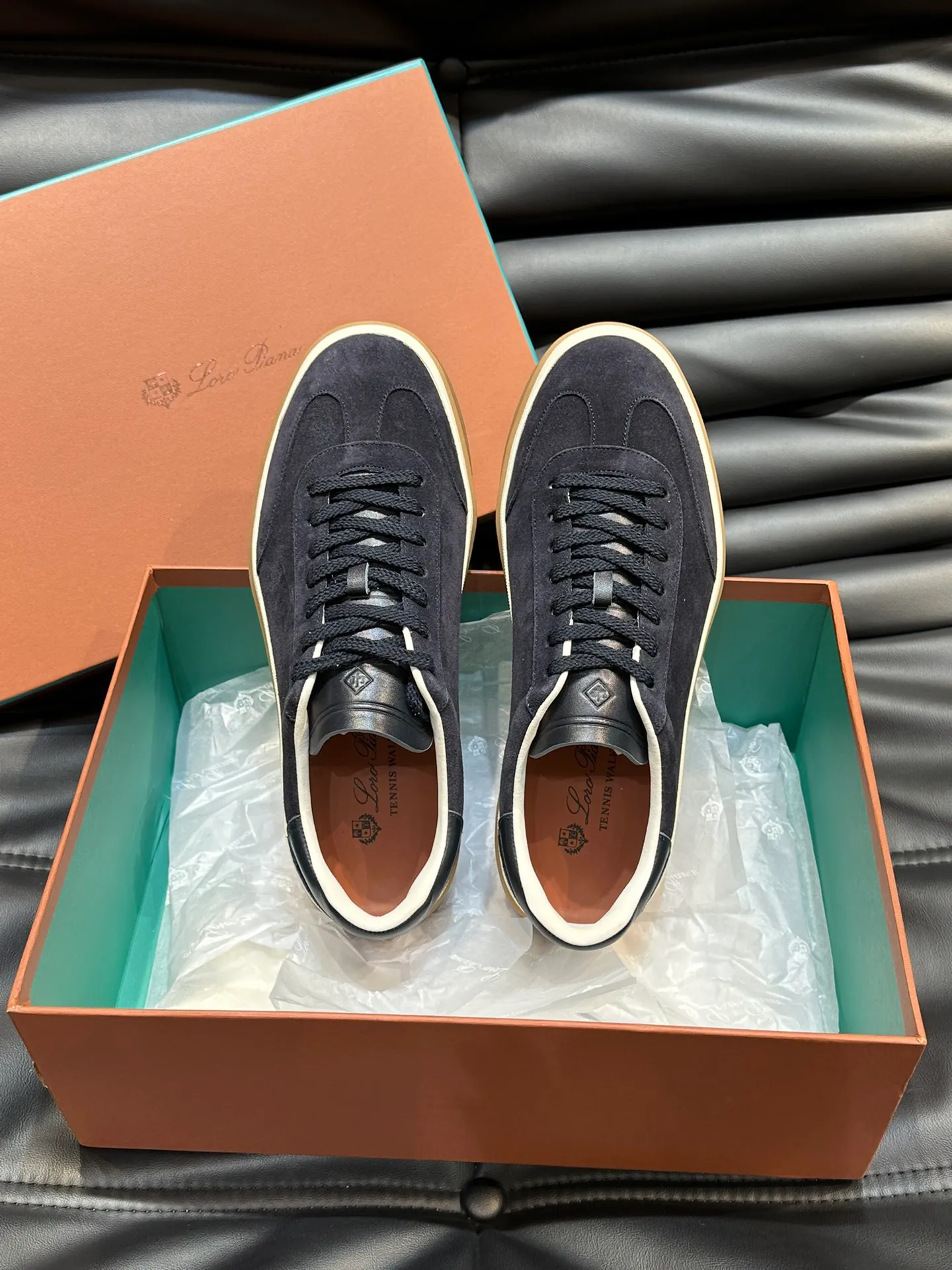 p420 Men's Shoes New 🆕Lp Old Money Style Men's Low-top Casual Tennis Shoes Loro Piana's high-end series has launched sports shoe styles made of soft cowhide. The breathable properties and flexible texture of natural materials make the sneakers both functional and comfortable. The high-quality metal-free tanning and tumble process highlights the natural texture of the leather, while the camel-colored sole and white rubber trim create a double-layer sole effect, making it an everyday shoe that can easily create a lazy and casual style! Size: 39-44 (45, 46 customized